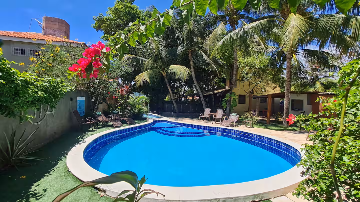 Piscina e área externa da Pousada RiiA
